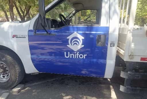 Veículo da frota Unifor com envelopamento parcial