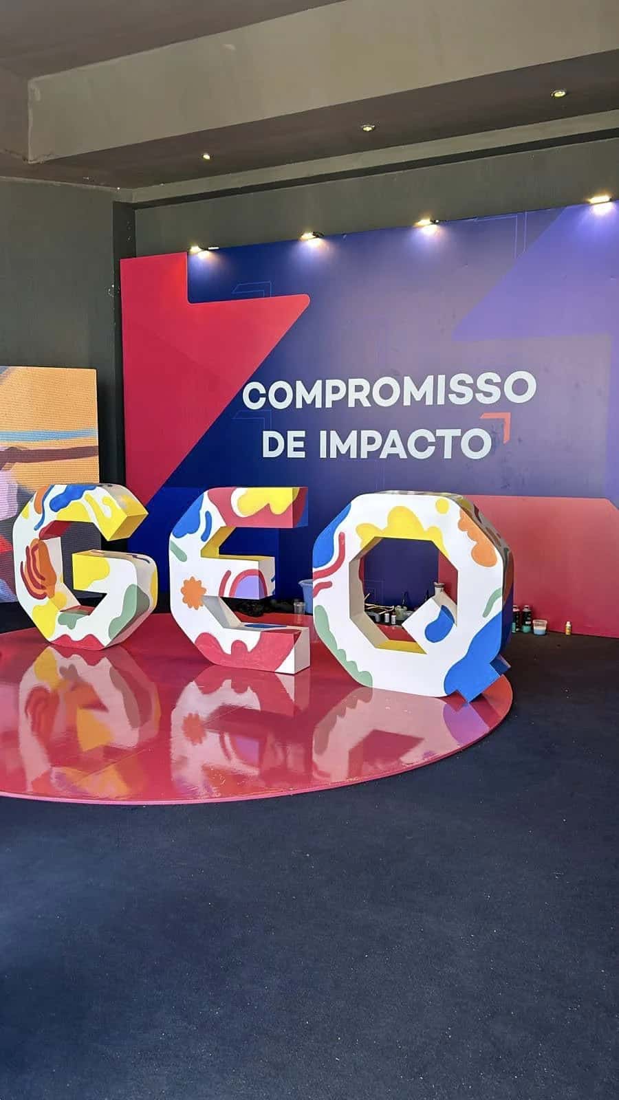 Peça tridimensional GEQ em evento corporativo