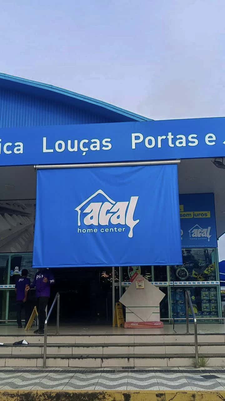Banner em lona instalado na fachada da Acal
