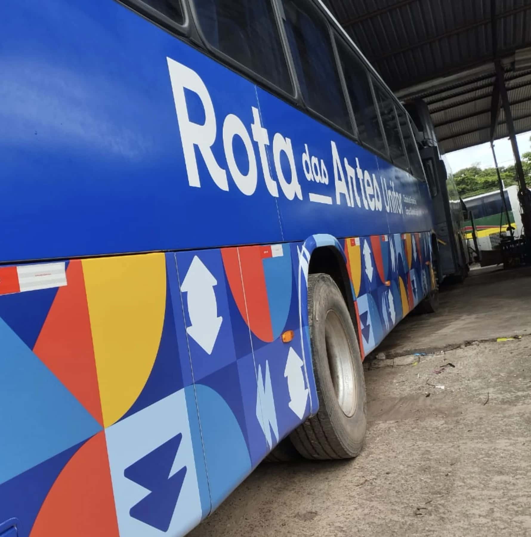 Ônibus da Rota das Universidades envelopado