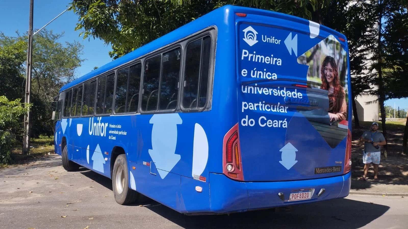 Ônibus envelopado com a identidade visual da Unifor