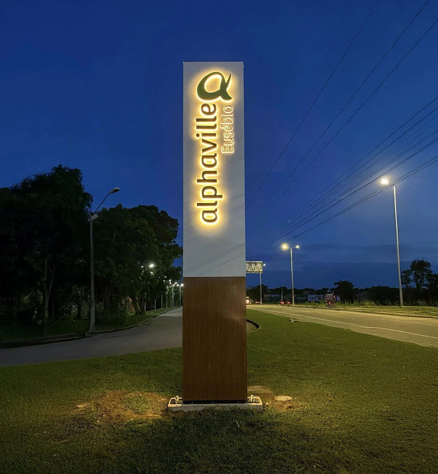 Totem Alphaville Eusébio iluminado à noite