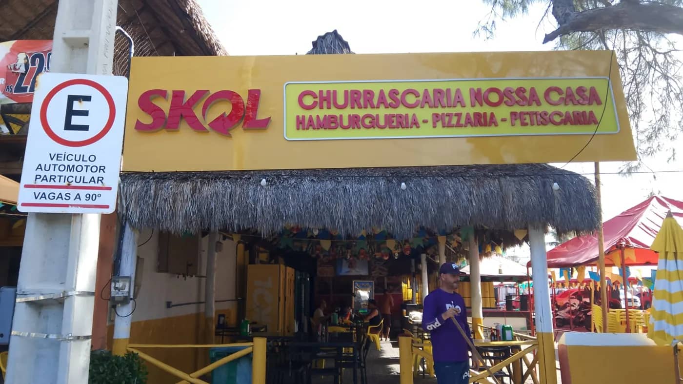 Fachada comercial amarela revestida em ACM, com logomarca e identificação do estabelecimento