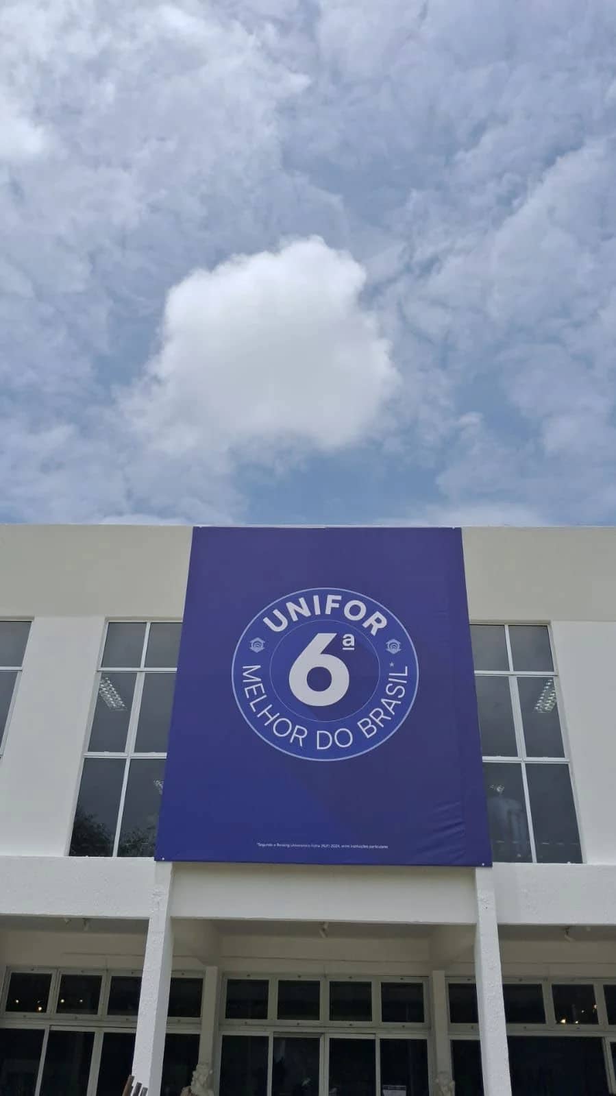 Lona de grande formato instalada na fachada da Unifor