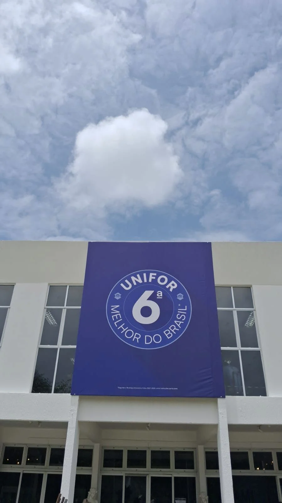 Lona de grande formato instalada na fachada da Unifor