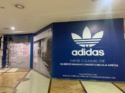 Tapume comercial revestido com adesivo de grande formato produzido pela PIO