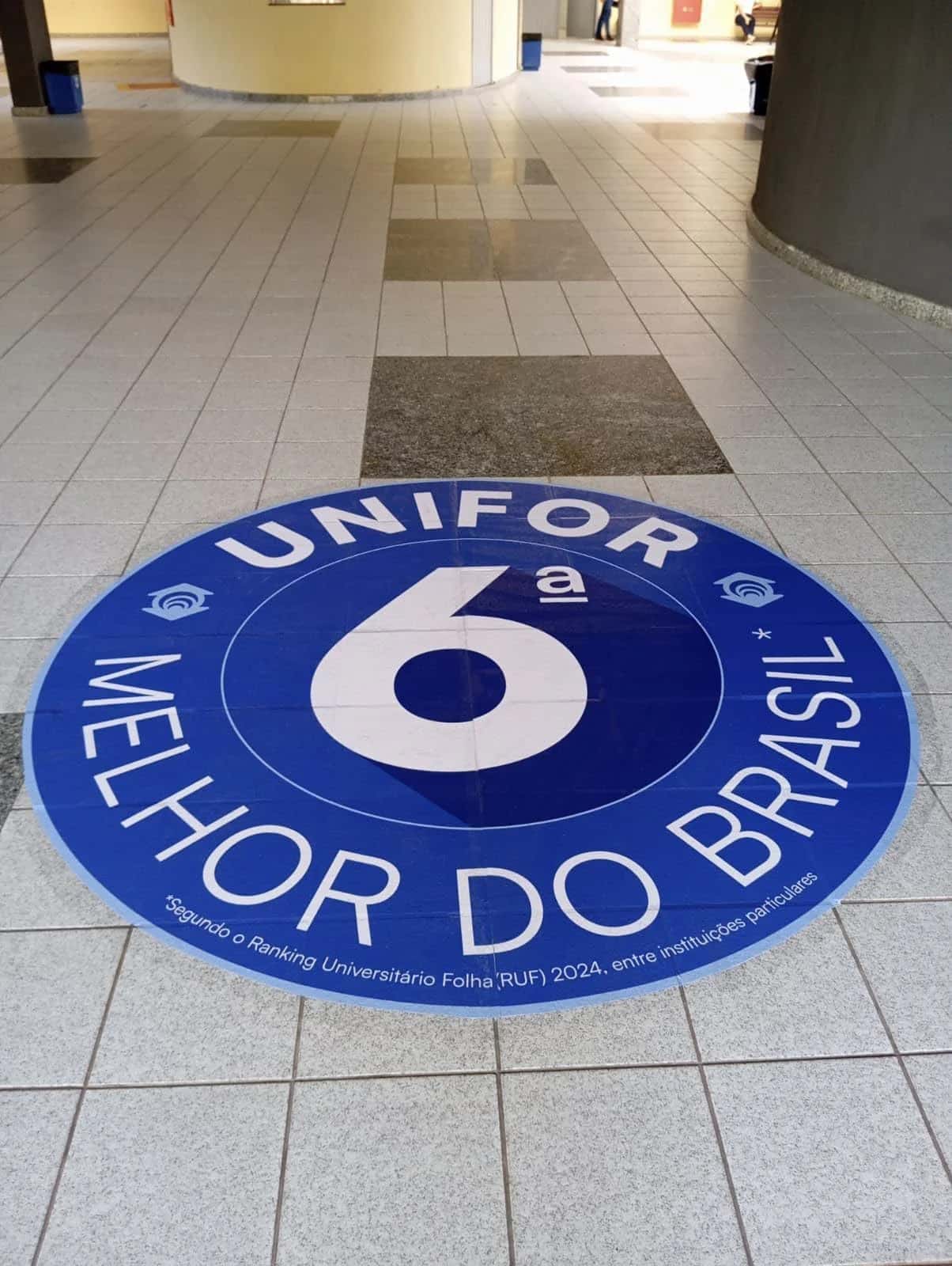 Adesivo de piso circular produzido para a Unifor