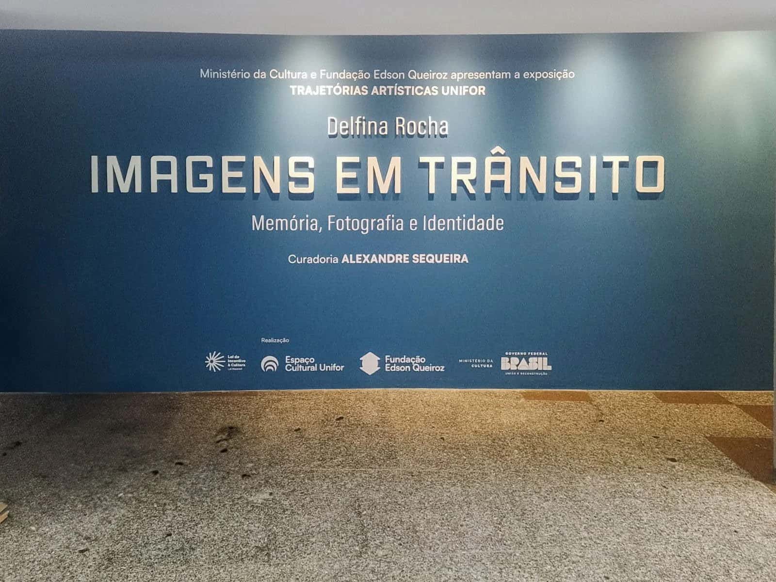 Adesivação para a exposição Imagens em Trânsito