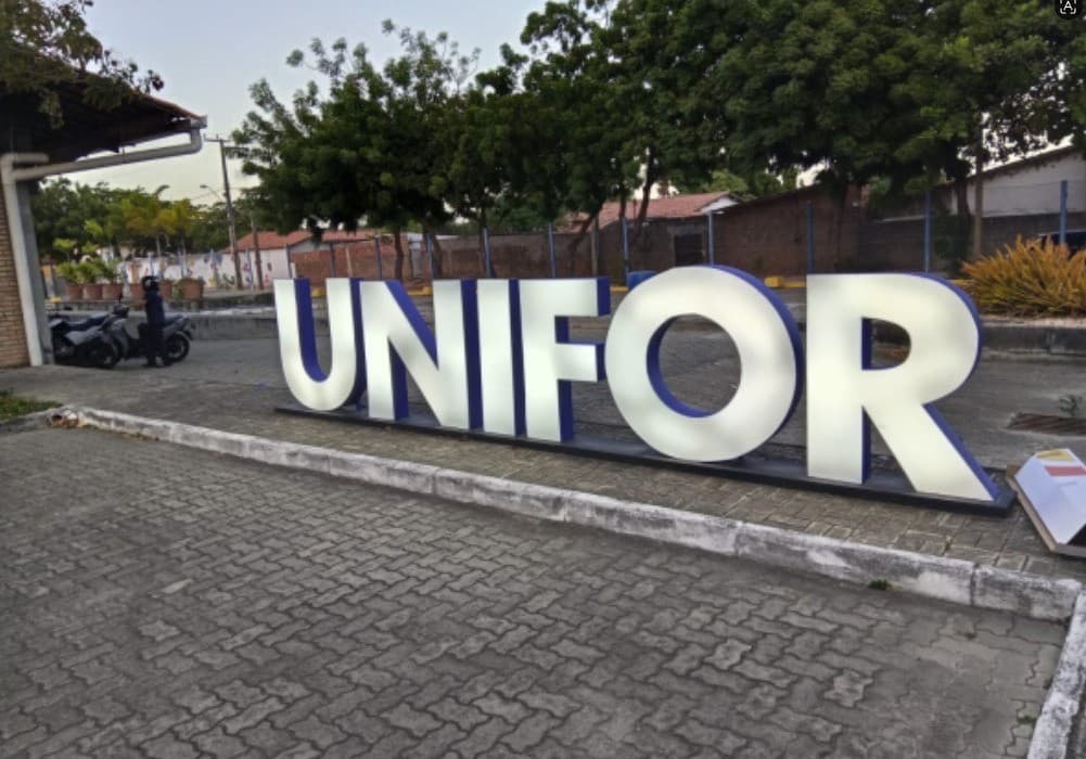 Letreiro em letra caixa iluminada instalado na fachada da Academia Unifor