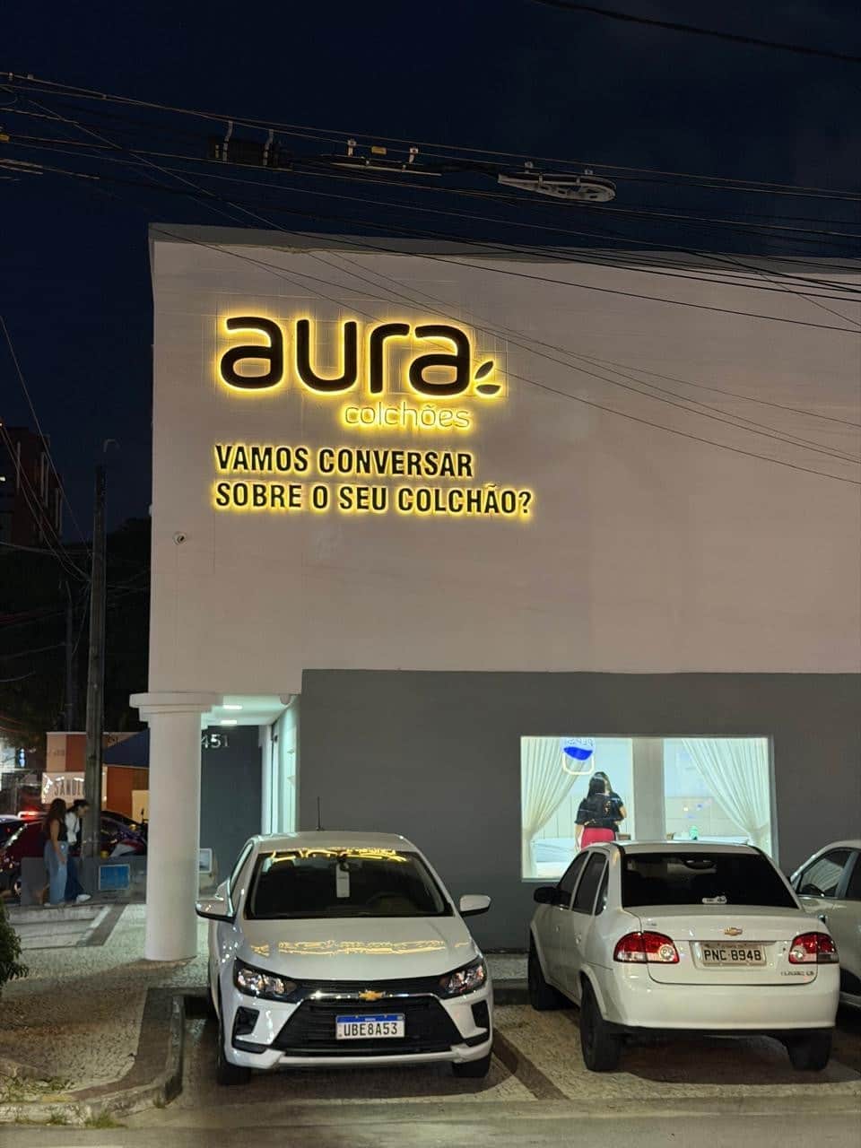 Letreiro Aura Colchões com iluminação indireta e efeito halo