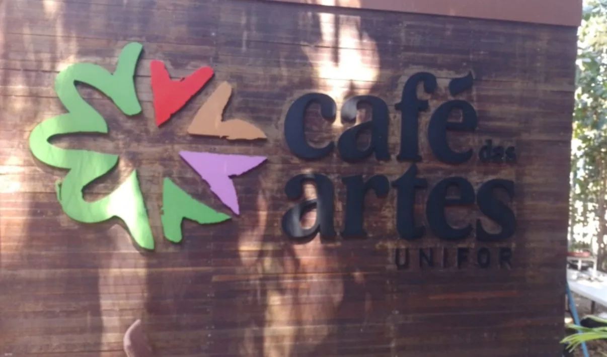 Letreiro Café das Artes da Unifor em PVC expandido aplicado sobre madeira