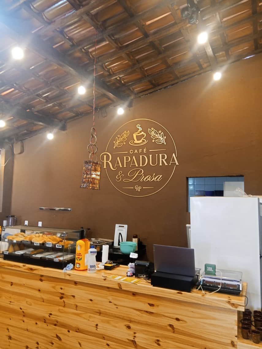 Logomarca do Café Rapadura & Prosa em PVC expandido dourado fosco