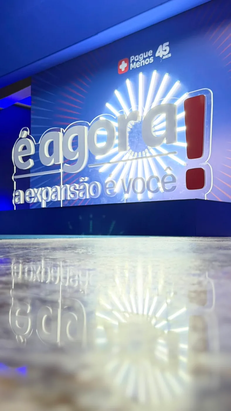 Peça da Convenção Pague Menos produzida em acrílico cristal recortado
