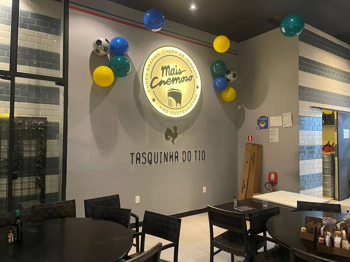 Selo luminoso da Tasquinha do Tio em acrílico com iluminação difusa em LED