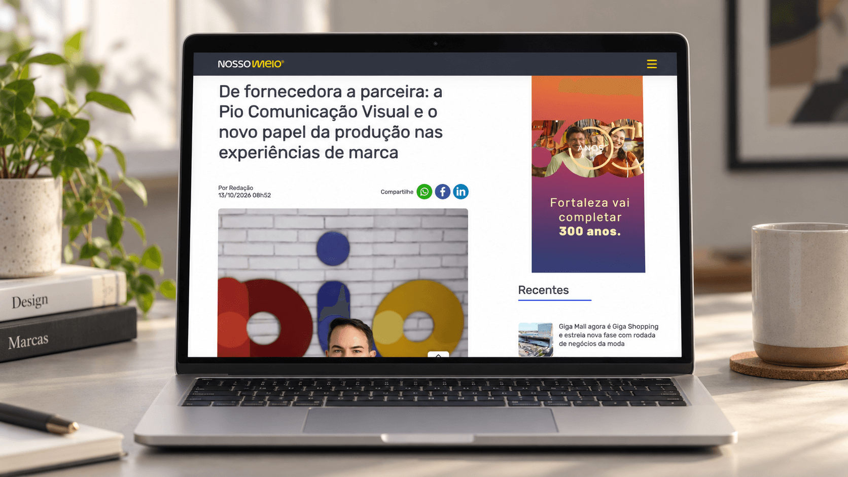 Notebook exibindo a reportagem do Nosso Meio sobre a PIO Comunicação Visual