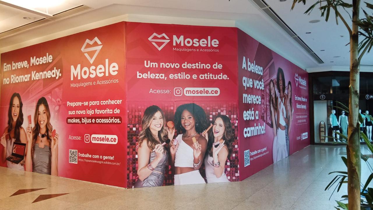 Tapume adesivado da Mosele em corredor de shopping