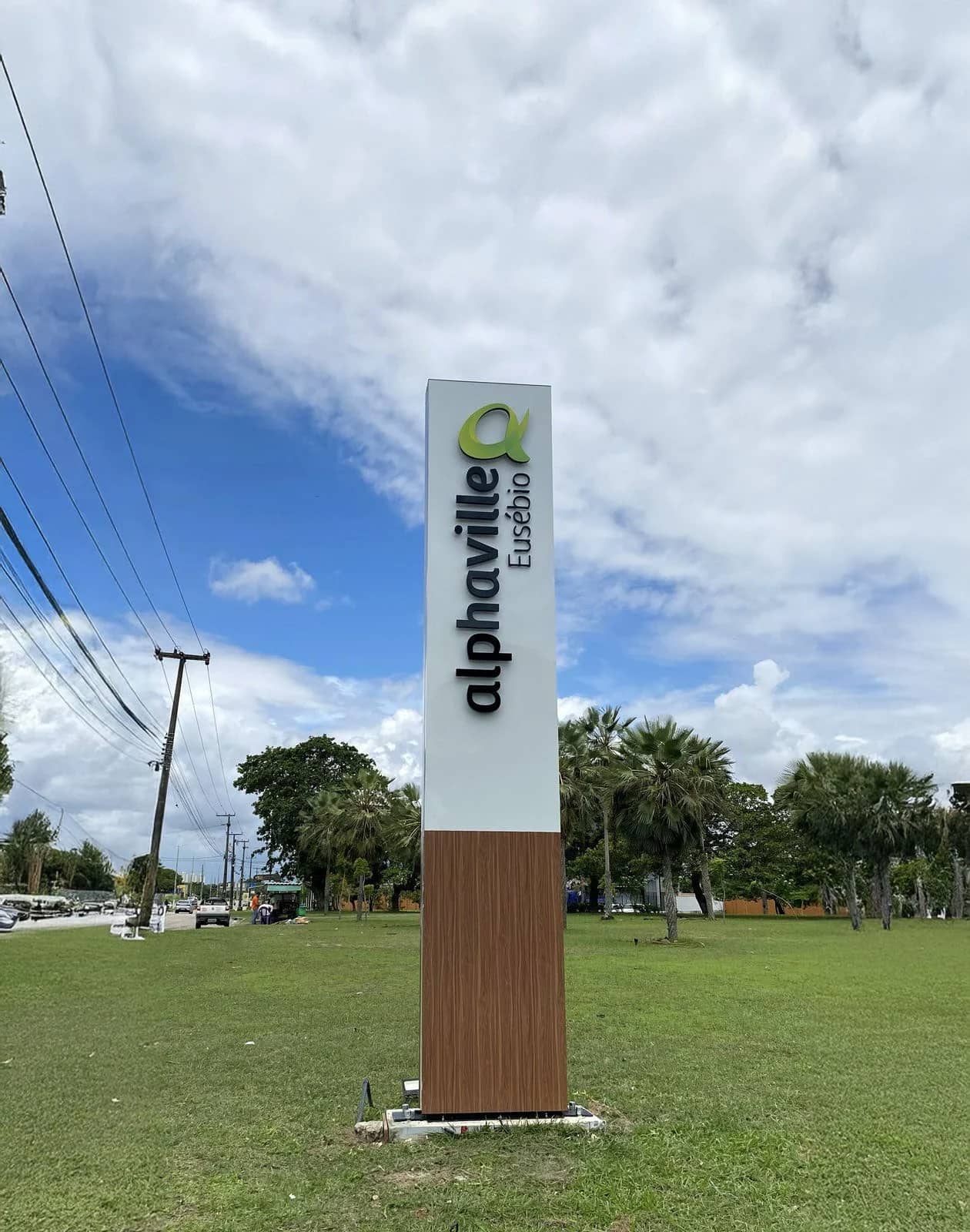 Totem de sinalização vertical da Alphaville Eusébio instalado em área externa